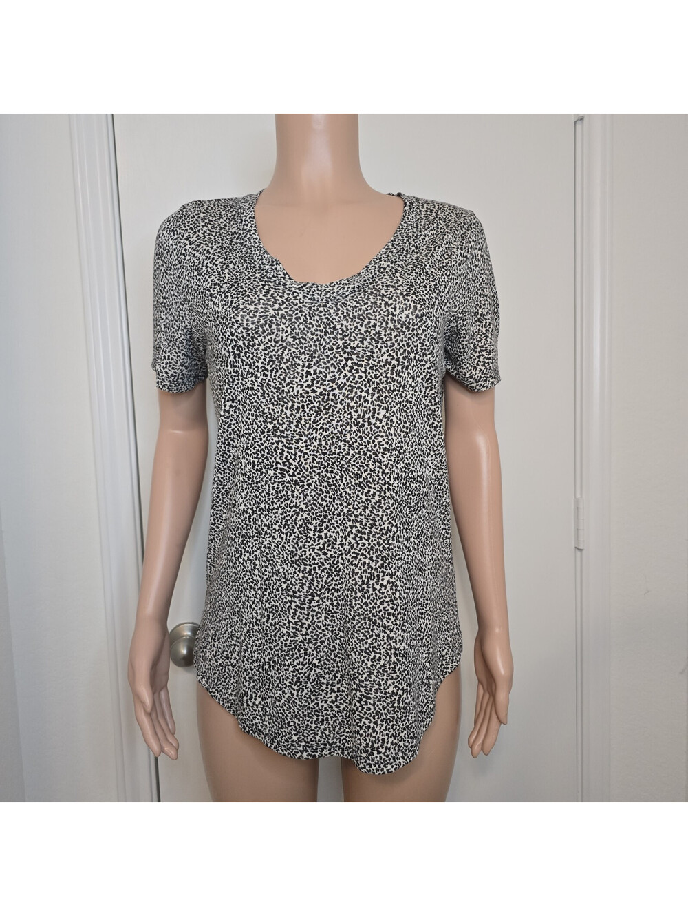 Athleta Breezy Scoop V Neck T Shirt Womens Medium Animal Print Soft Modal